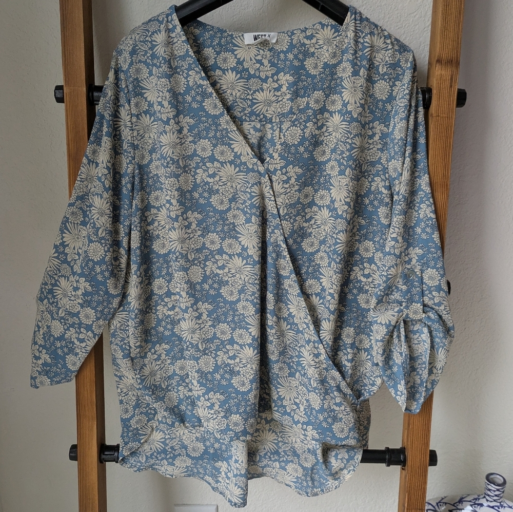 West K Women's Floral Blouse in Blue and Cream - Size M
